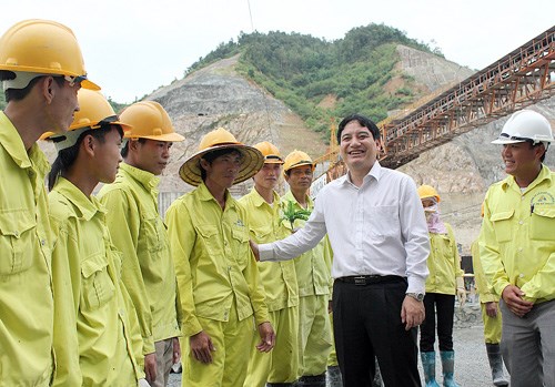 Đồng chiw Nguyễn Đắc Vinh, Bí thư thứ nhất Trung ương Đoàn thăm thanh niên công nhân trên công trình thủy điện Lai Châu